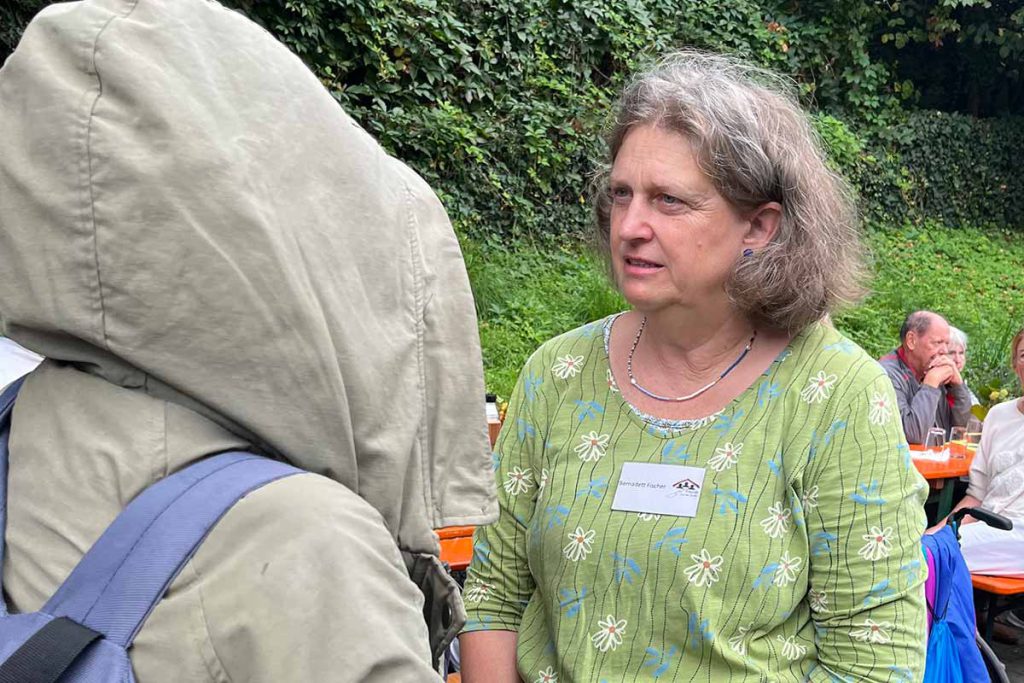 wohnungslos-kontakt-1 Mitglied der Freunde von der Straße e.V. im Gespräch mit einer wohnungslosen Person